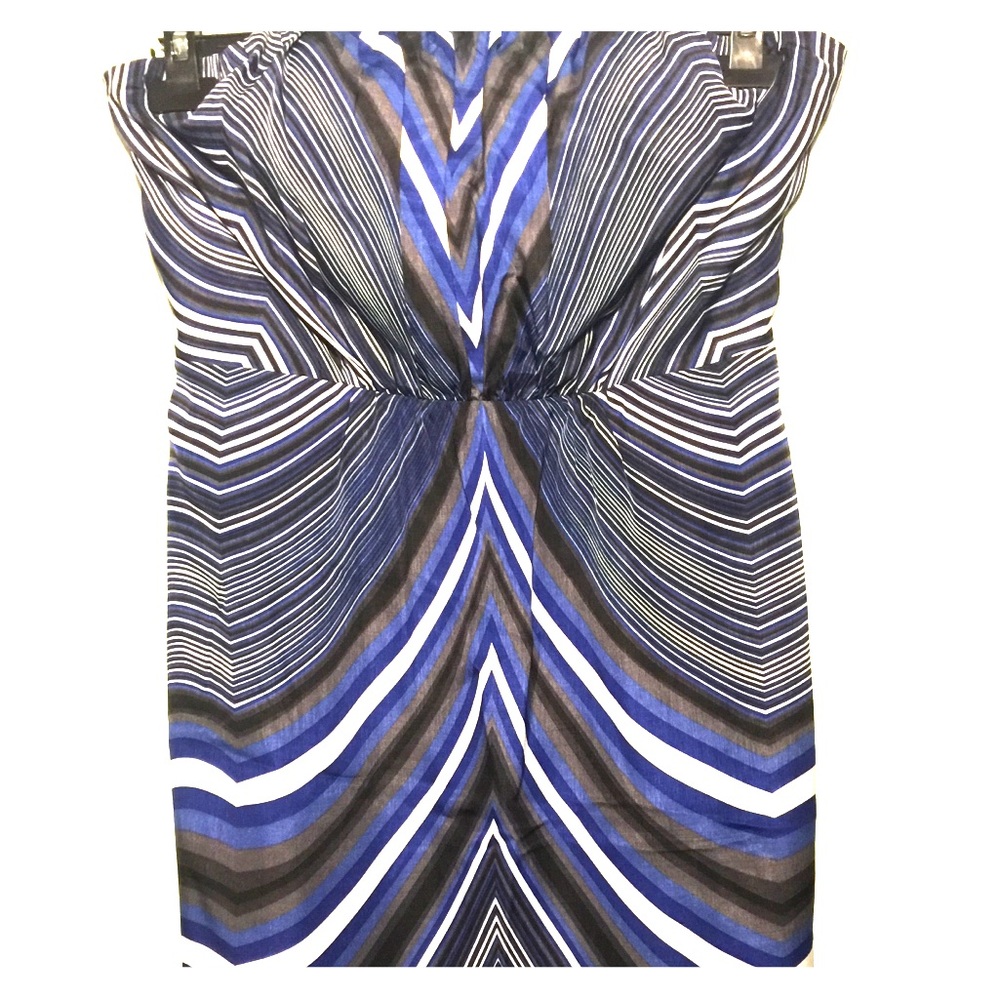 Woman no sleeves dress